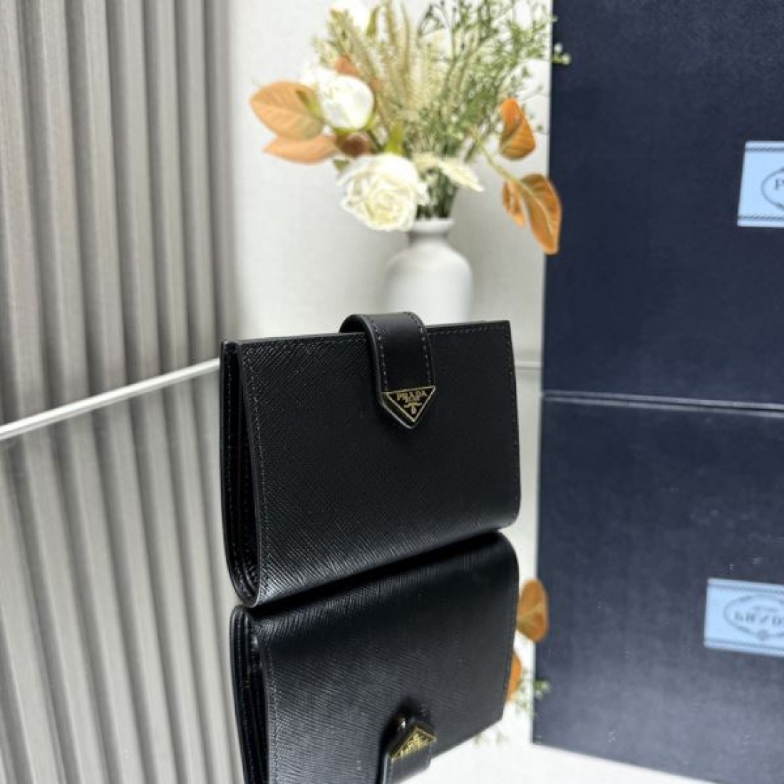 洗練された 遊び心を感じる プラダ コピー 二つ折り財布 PRADA