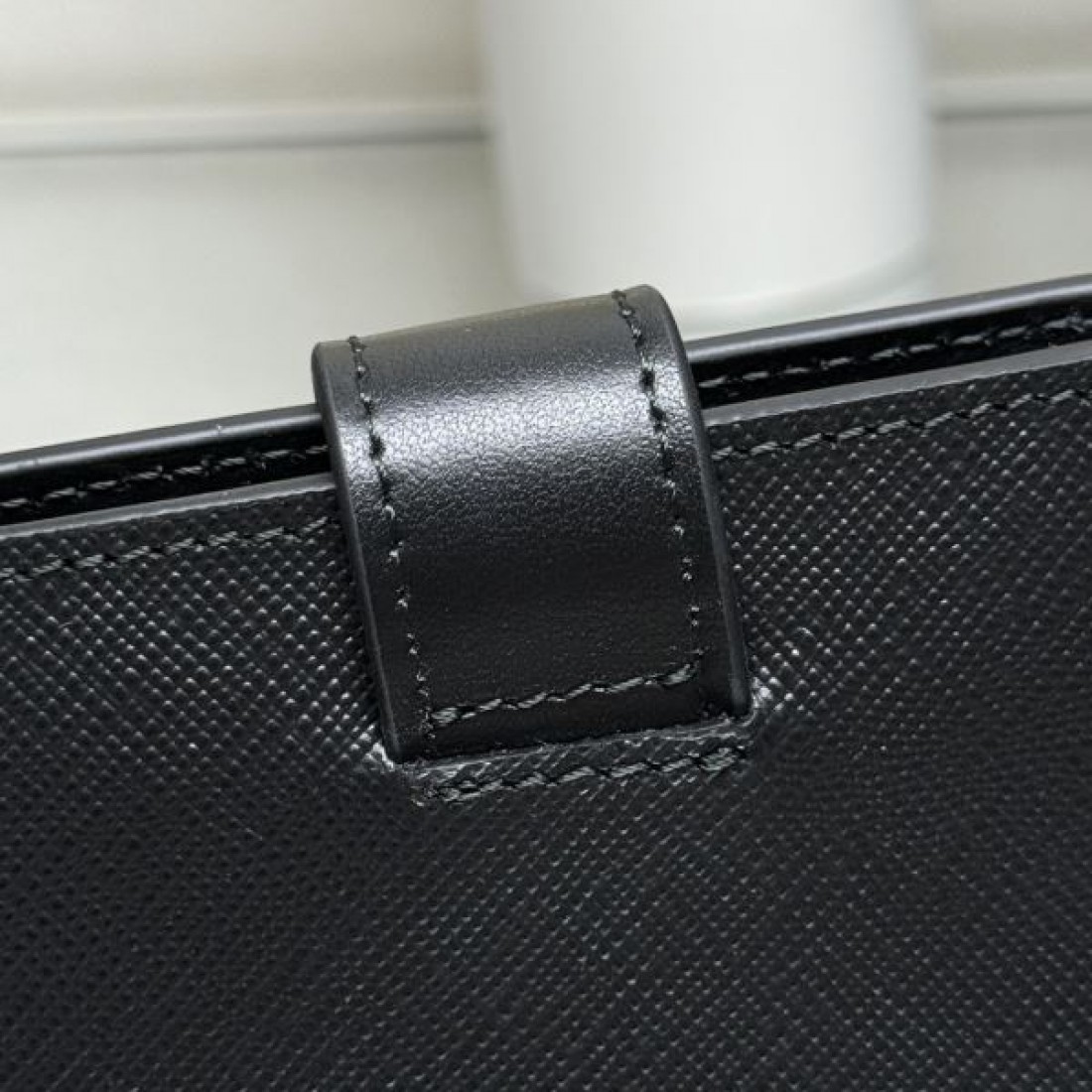 洗練された 遊び心を感じる プラダ コピー 二つ折り財布 PRADA