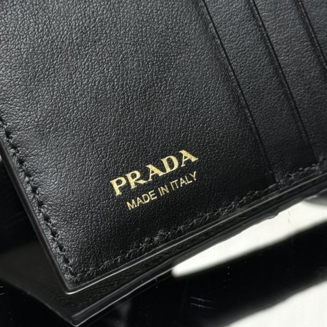 洗練された 遊び心を感じる プラダ コピー 二つ折り財布 PRADA