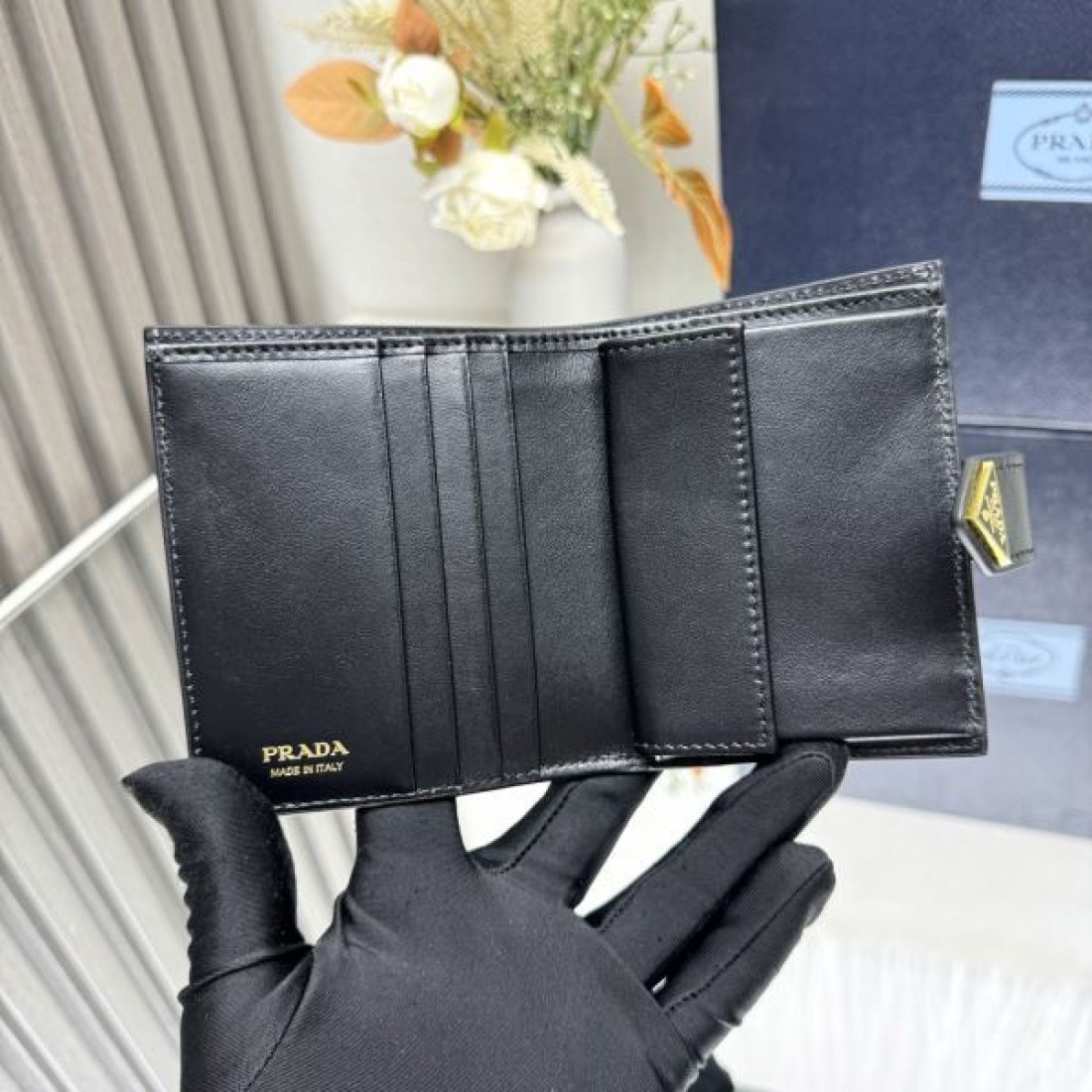 洗練された 遊び心を感じる プラダ コピー 二つ折り財布 PRADA