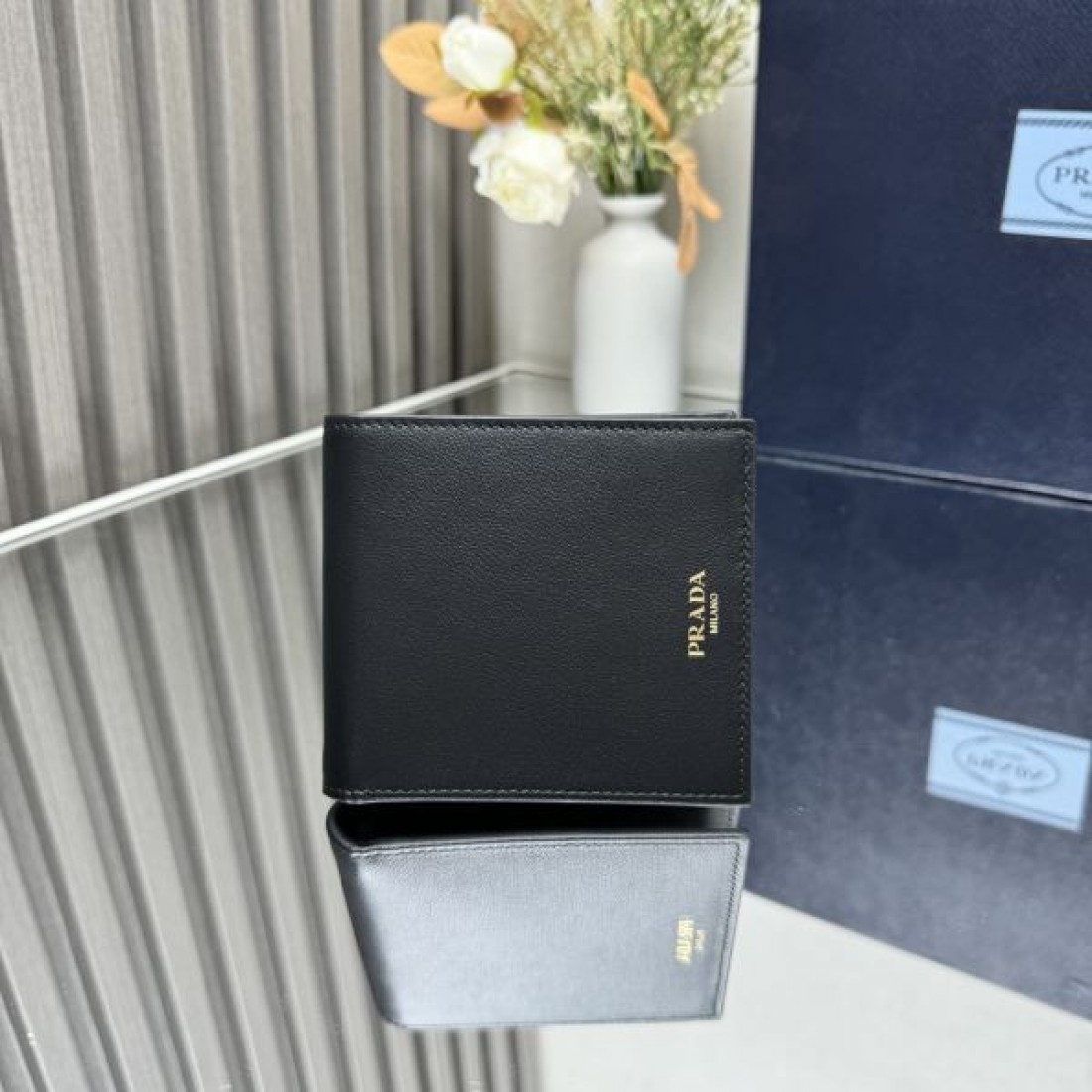 シーズンの流行にチェック PRADA プラダ コピー 二つ折り財布 高級感漂うデザイン