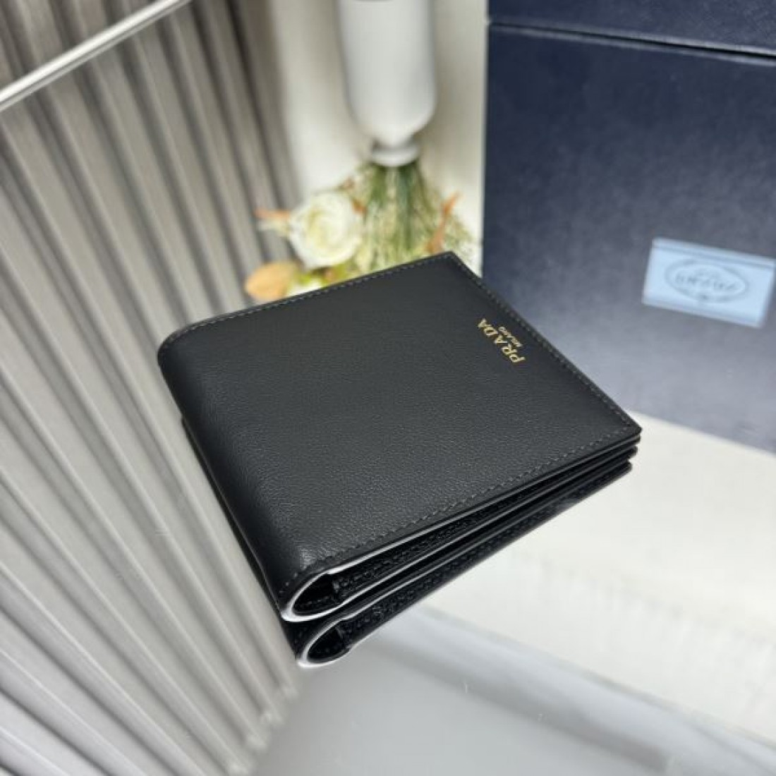シーズンの流行にチェック PRADA プラダ コピー 二つ折り財布 高級感漂うデザイン