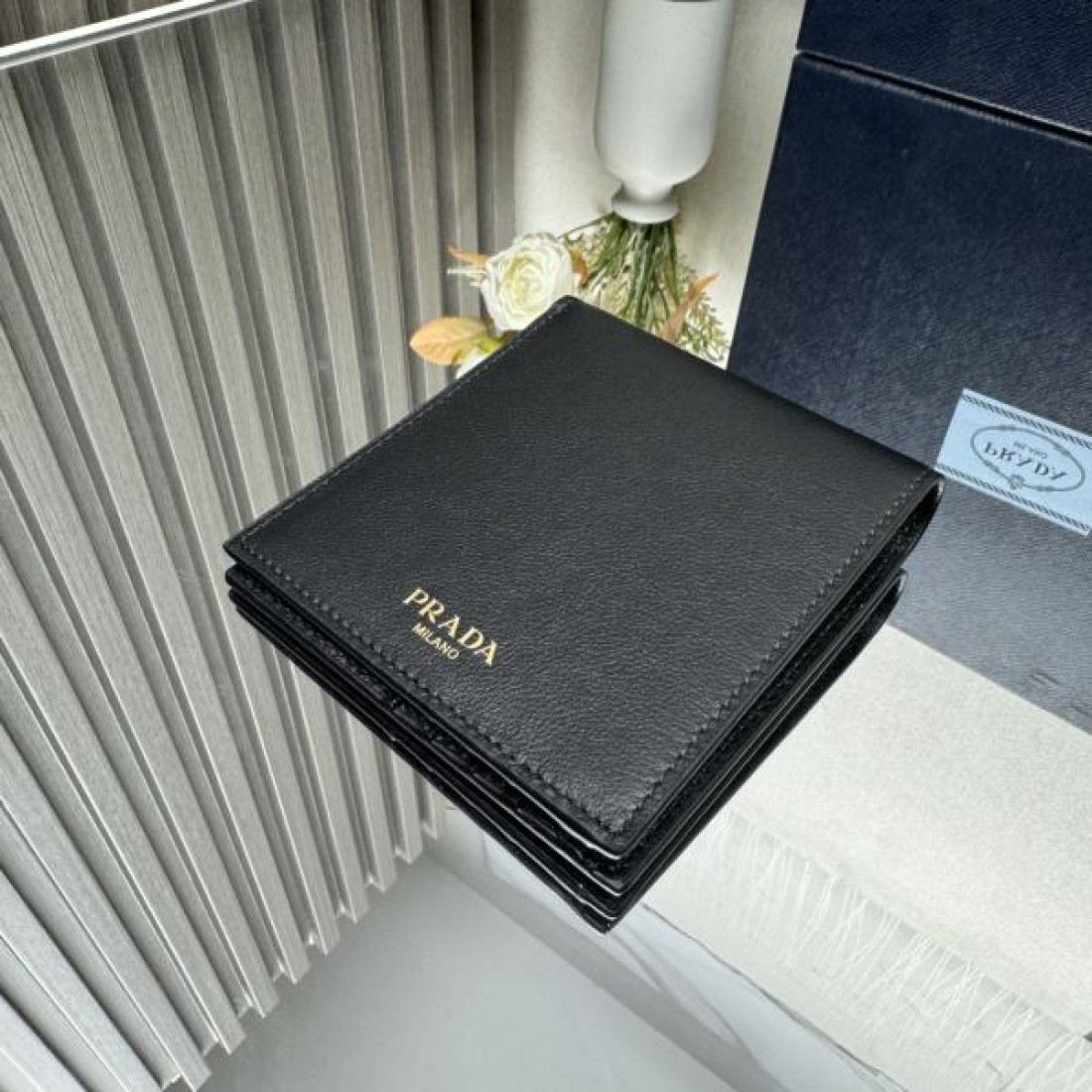 シーズンの流行にチェック PRADA プラダ コピー 二つ折り財布 高級感漂うデザイン