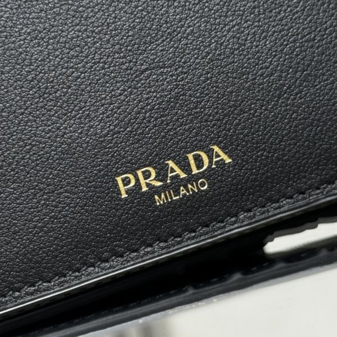 シーズンの流行にチェック PRADA プラダ コピー 二つ折り財布 高級感漂うデザイン