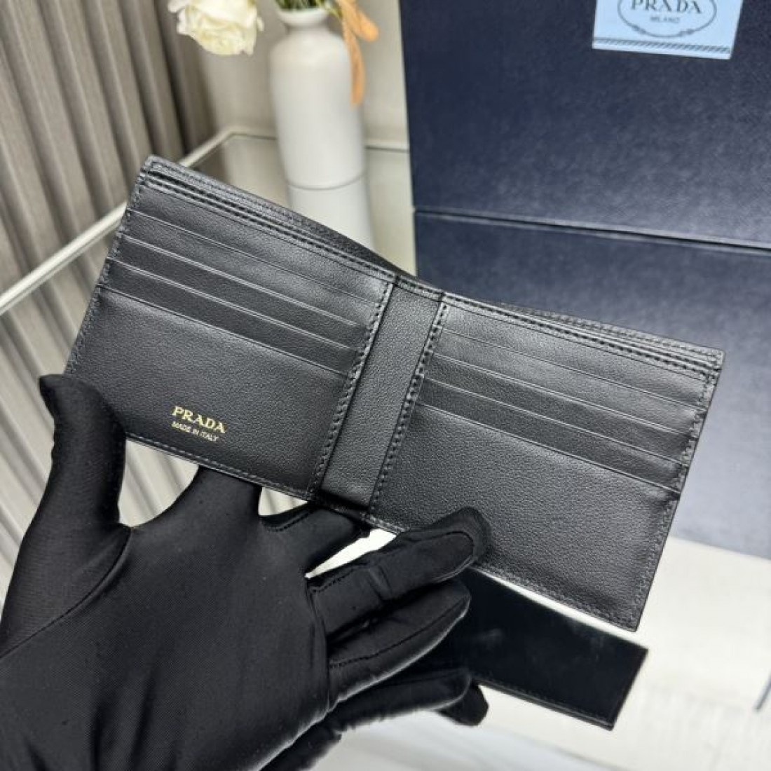 シーズンの流行にチェック PRADA プラダ コピー 二つ折り財布 高級感漂うデザイン