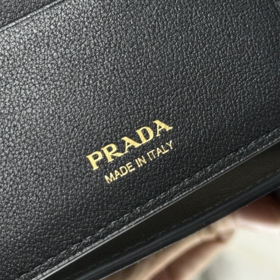シーズンの流行にチェック PRADA プラダ コピー 二つ折り財布 高級感漂うデザイン