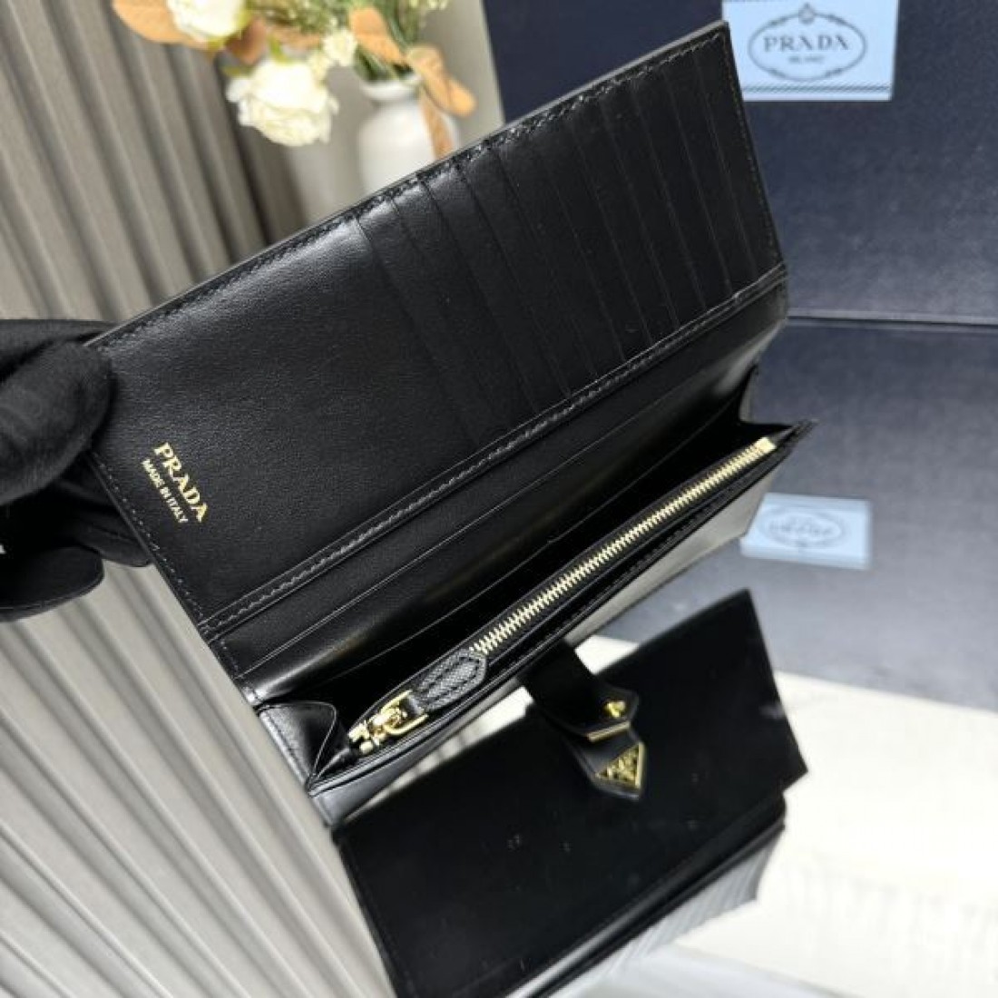 上質でスリムな PRADA プラダ コピー 長財布 洗練されたデザイン