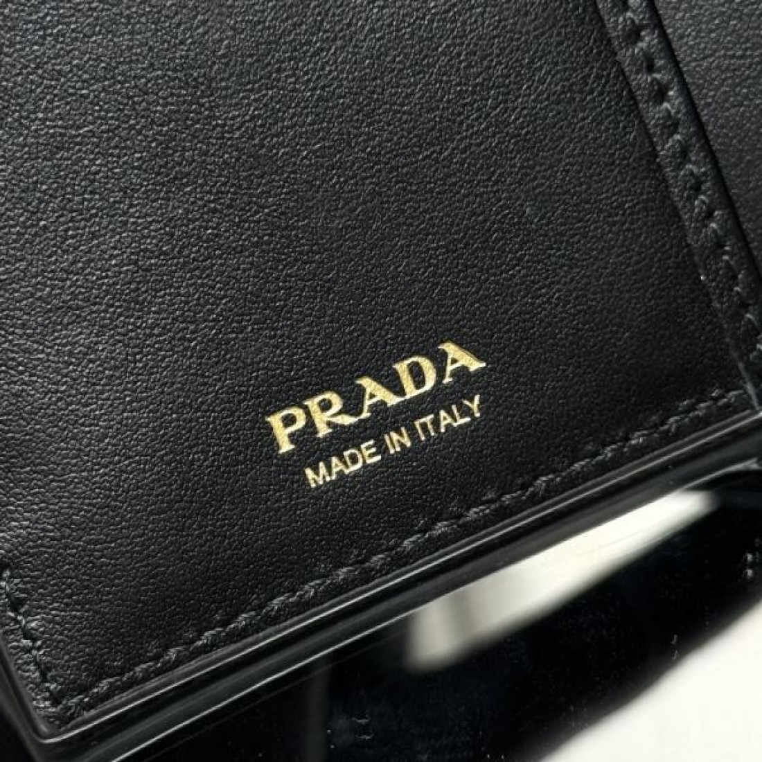 上質でスリムな PRADA プラダ コピー 長財布 洗練されたデザイン
