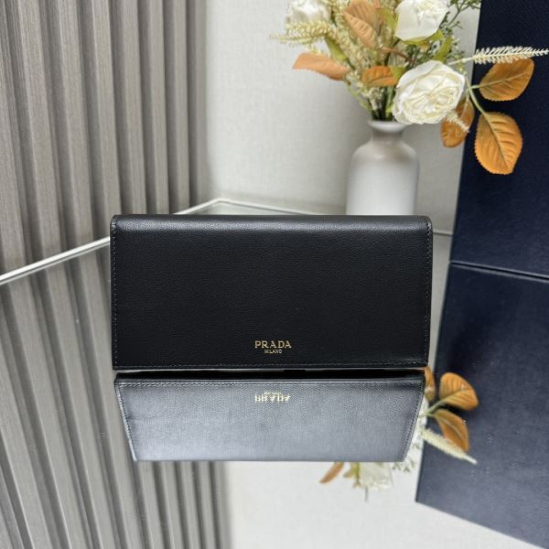 実用的でスタイリッシュな PRADA プラダ コピー 長財布 高級感のある