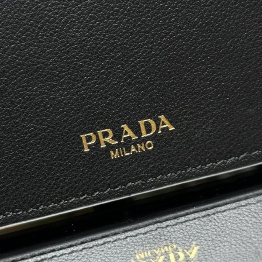 実用的でスタイリッシュな PRADA プラダ コピー 長財布 高級感のある