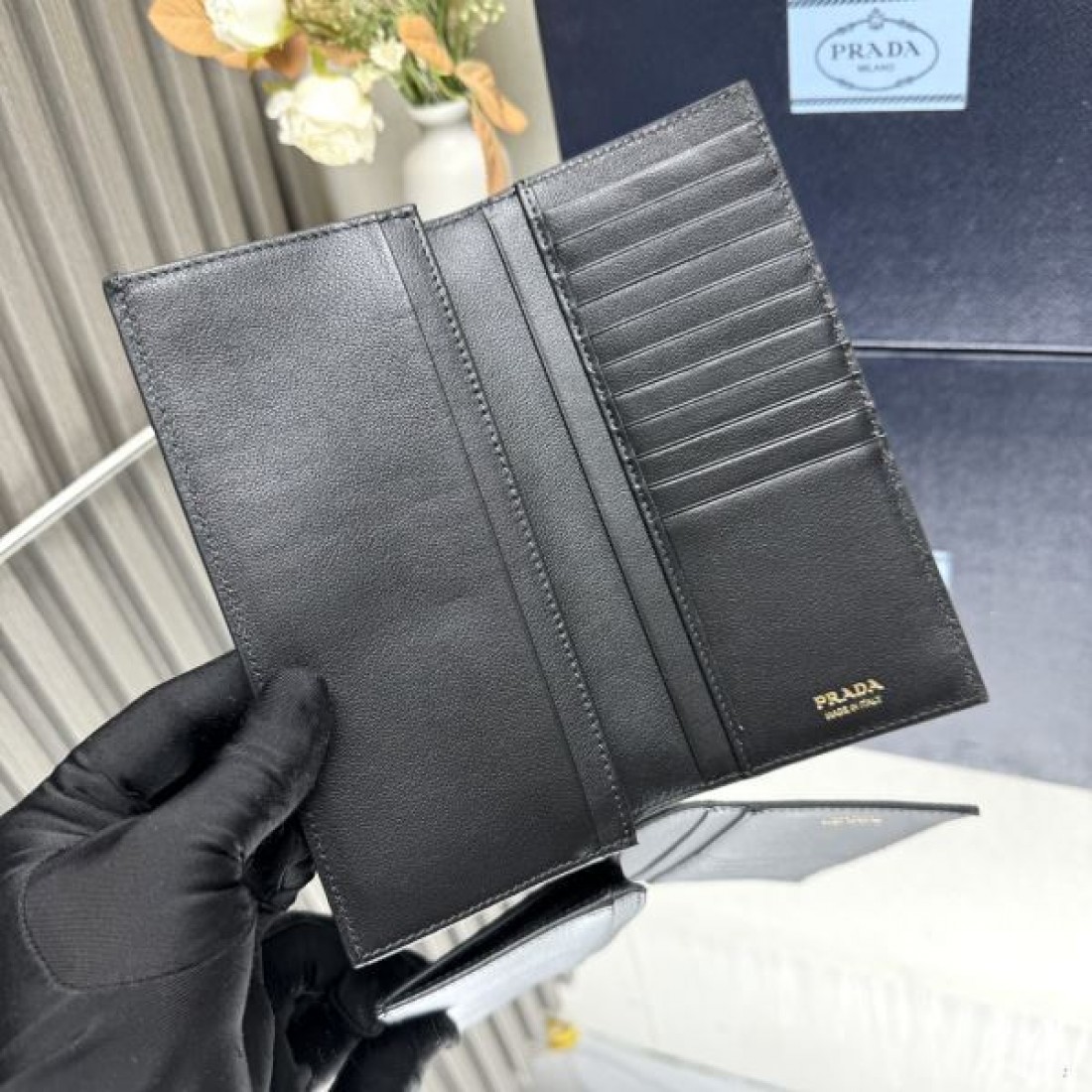実用的でスタイリッシュな PRADA プラダ コピー 長財布 高級感のある