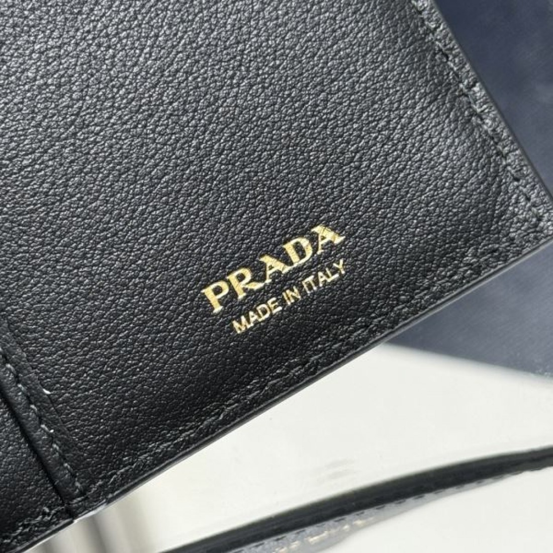 実用的でスタイリッシュな PRADA プラダ コピー 長財布 高級感のある