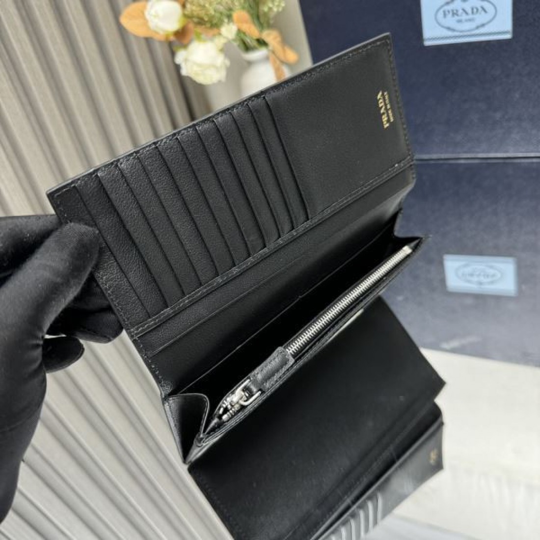 実用的でスタイリッシュな PRADA プラダ コピー 長財布 高級感のある