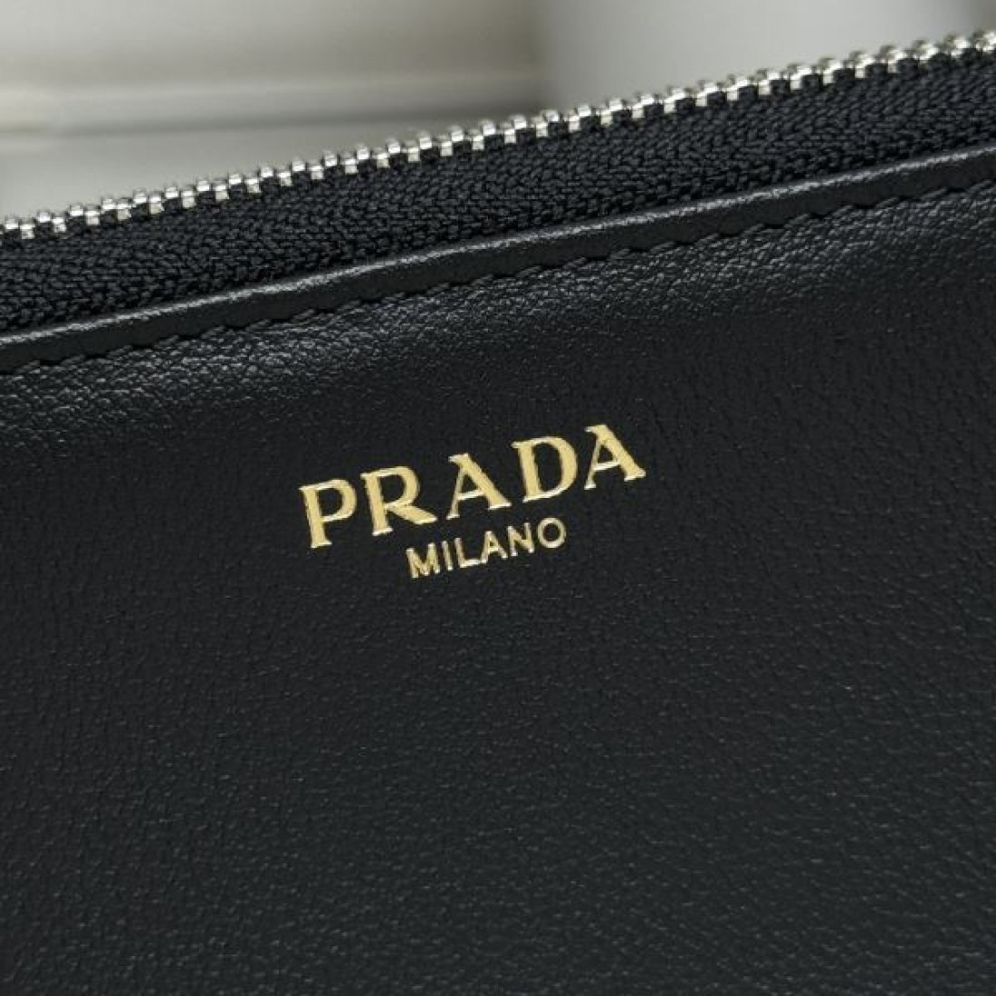 クラシックで落ち着いた PRADA プラダ コピー 長財布 大人っぽい印象