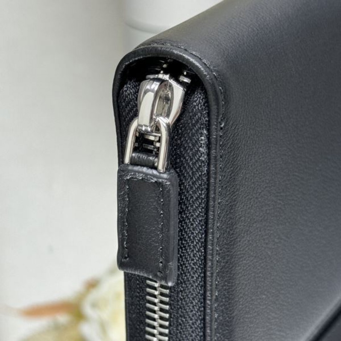 クラシックで落ち着いた PRADA プラダ コピー 長財布 大人っぽい印象