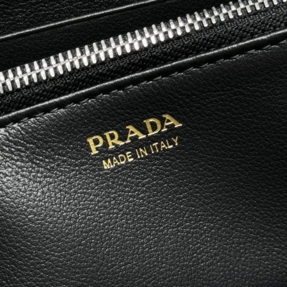 クラシックで落ち着いた PRADA プラダ コピー 長財布 大人っぽい印象