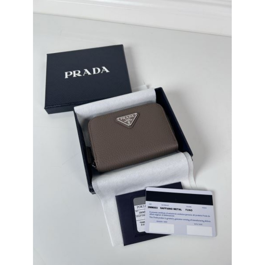 上品でスリムな PRADA プラダ コピー カードケース モダンな印象