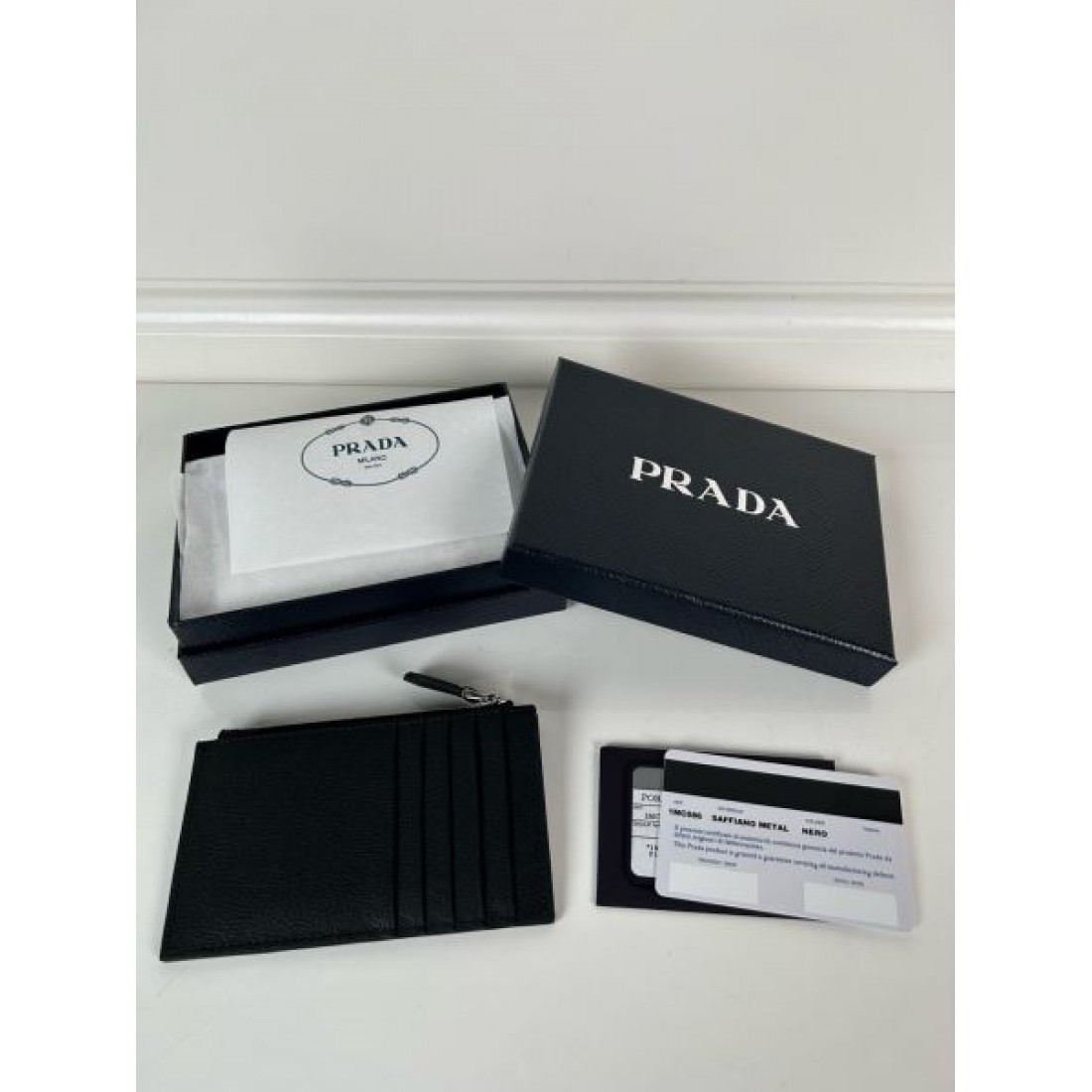 PRADA プラダ コピー カードケース 洗練された都会的な 軽やかなデザイン