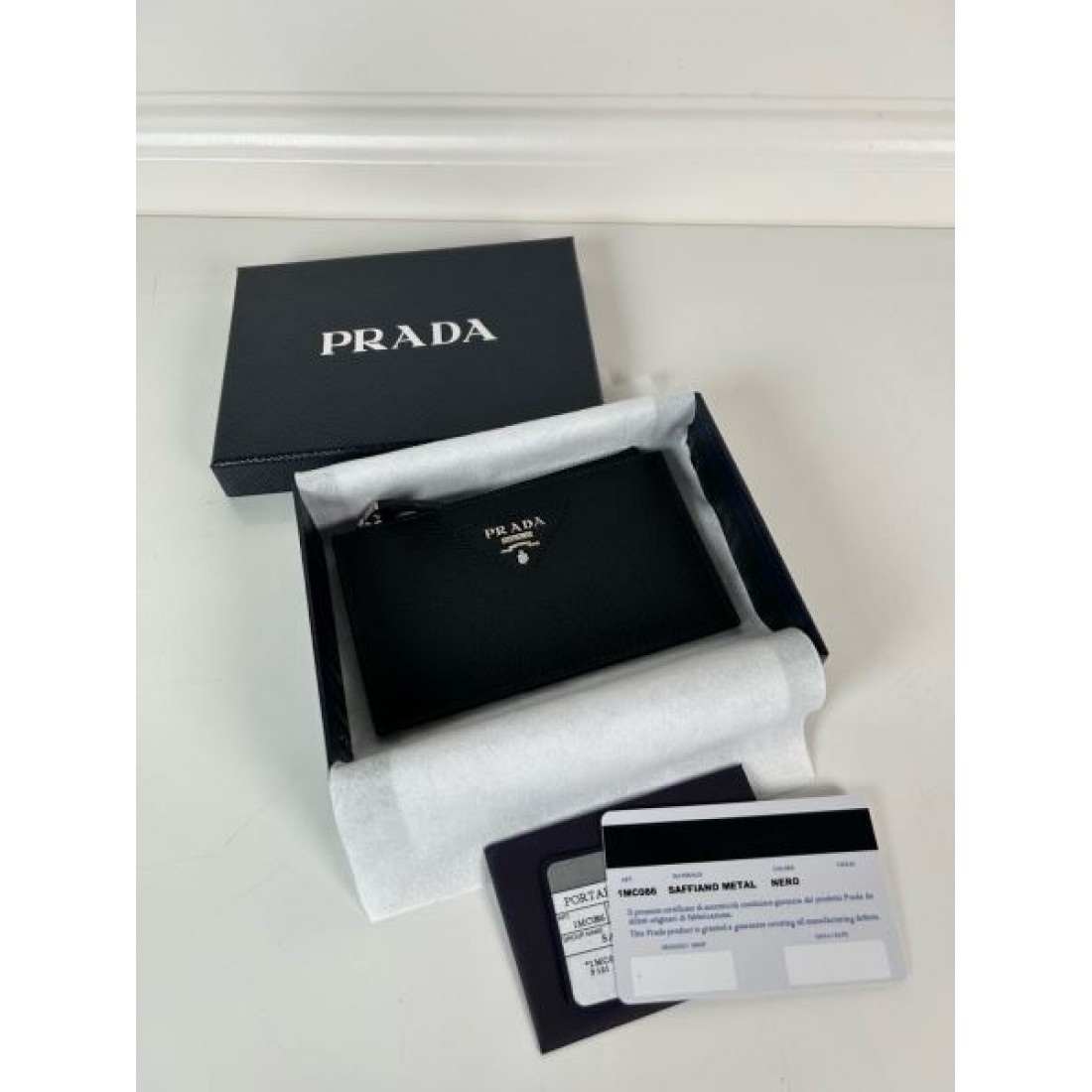 PRADA プラダ コピー カードケース 洗練された都会的な 軽やかなデザイン
