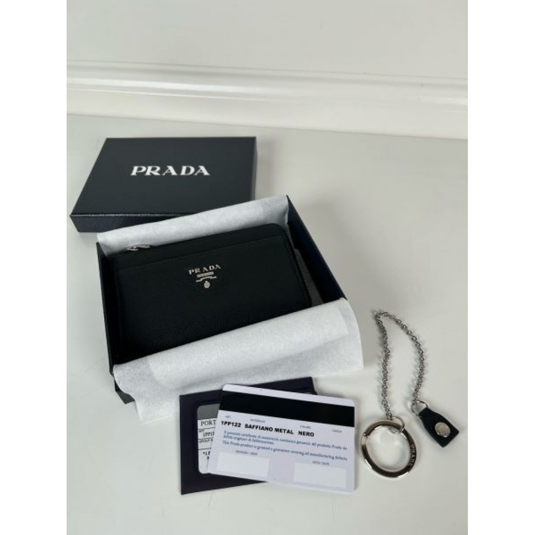 柔らかでミニマルな PRADA プラダ コピー カードケース 知的な仕上がり