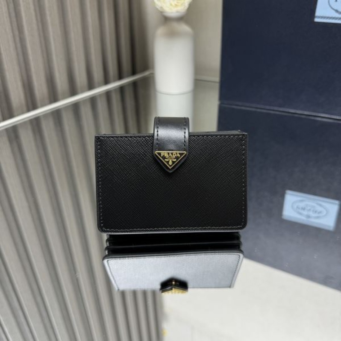 シンプルで実用的な PRADA プラダ コピー カードケース 洗練された質感