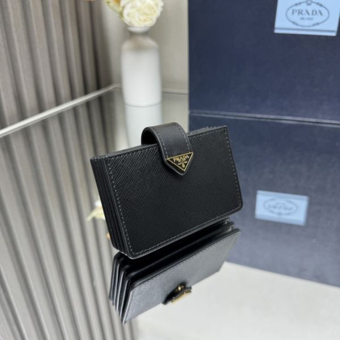 シンプルで実用的な PRADA プラダ コピー カードケース 洗練された質感