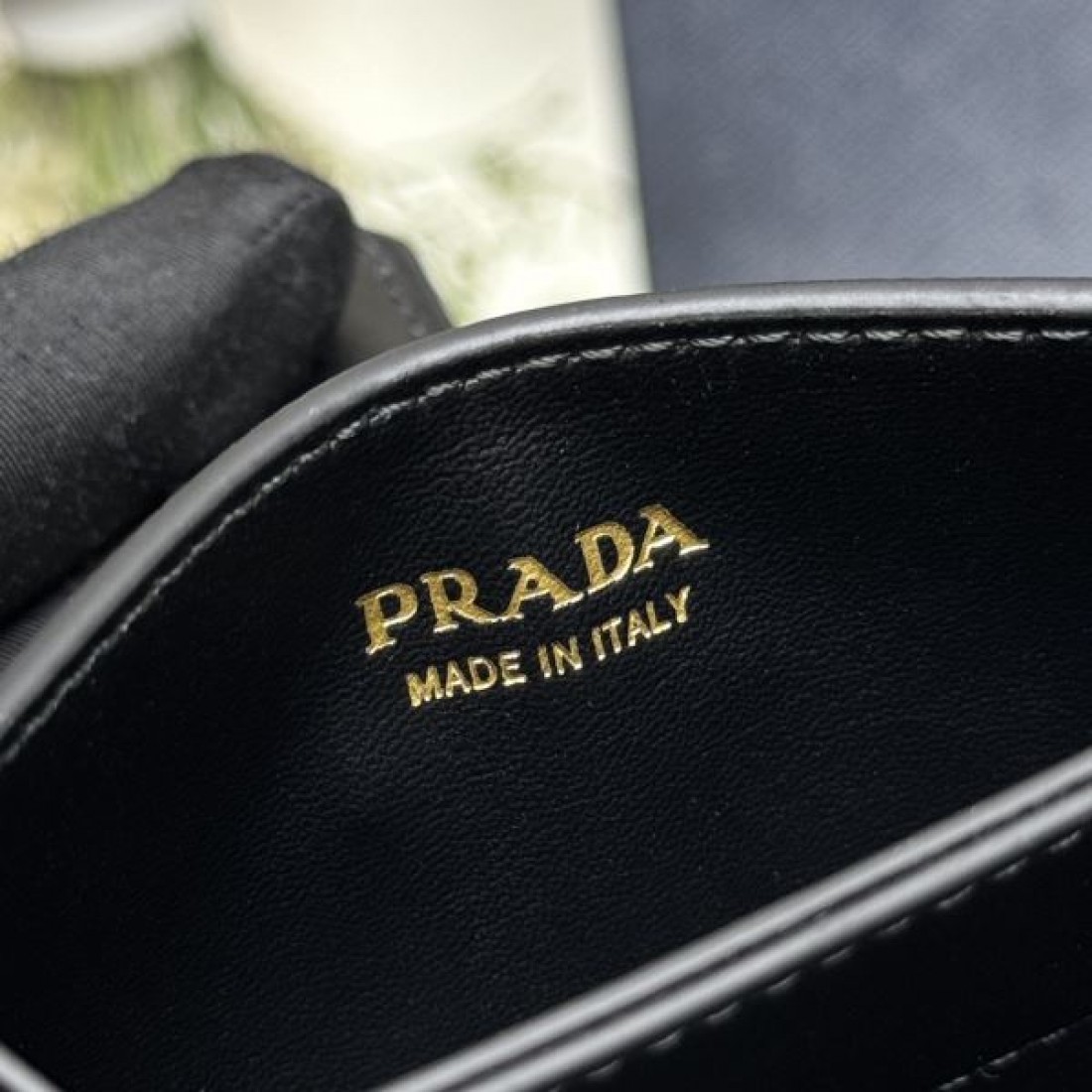 シンプルで実用的な PRADA プラダ コピー カードケース 洗練された質感