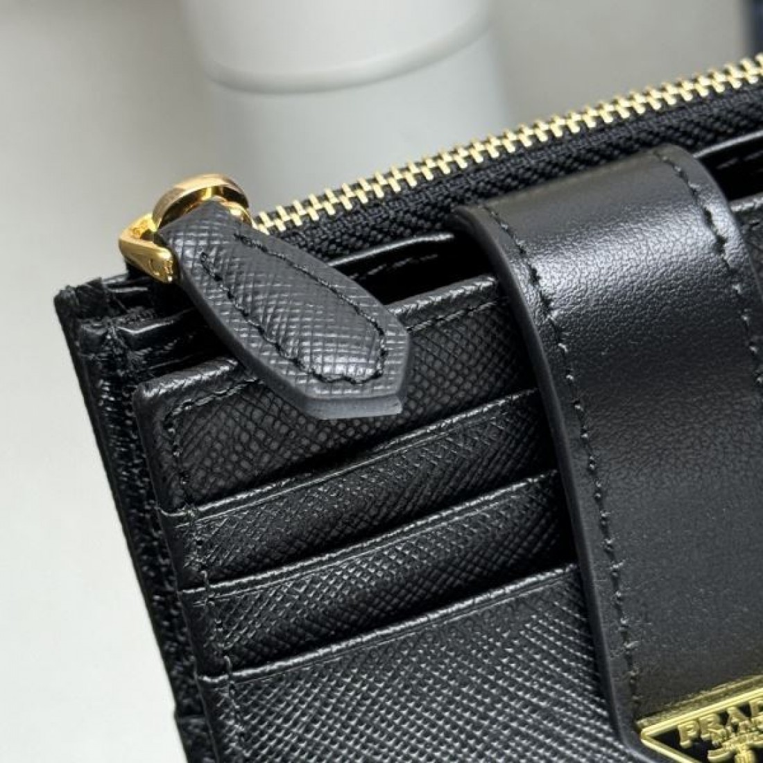 PRADA プラダ コピー カードケース 高級感とスマートさを兼ね備えた一品