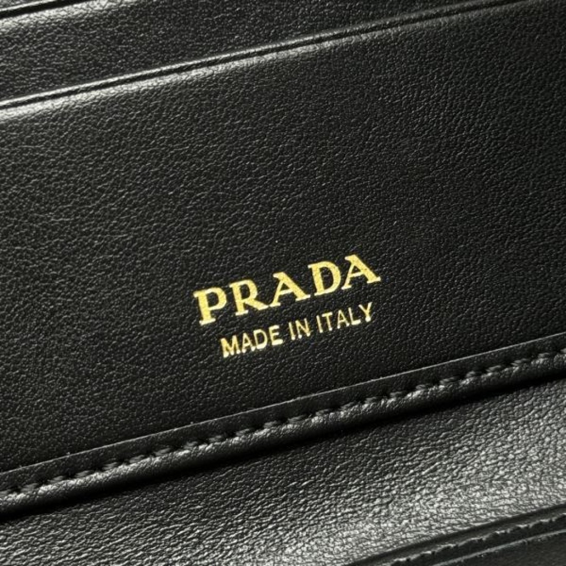 PRADA プラダ コピー カードケース 高級感とスマートさを兼ね備えた一品