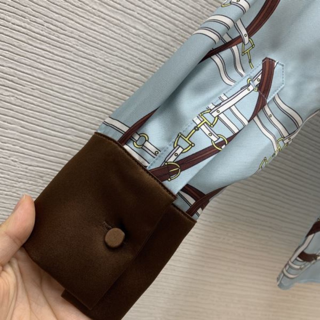 GUCCI グッチ スーパーコピー 長袖シャツ クラシックで落ち着いた印象を演出