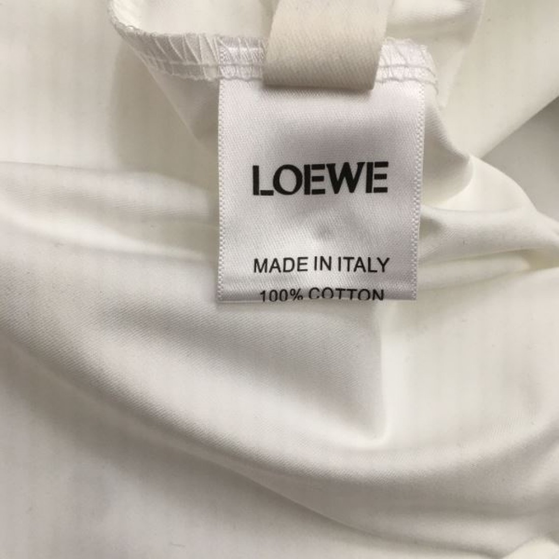ナチュラルで端正な印象の LOEWE ロエベ スーパーコピー 長袖シャツ