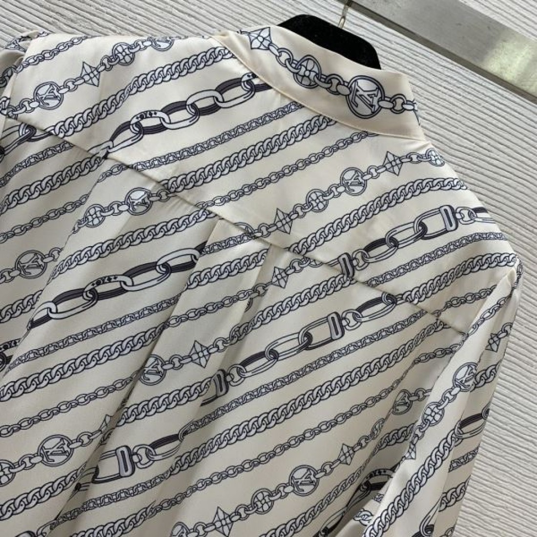 ヴィンテージ感漂う LOUIS VUITTON ルイヴィトン コピー 長袖シャツ で魅力を演出