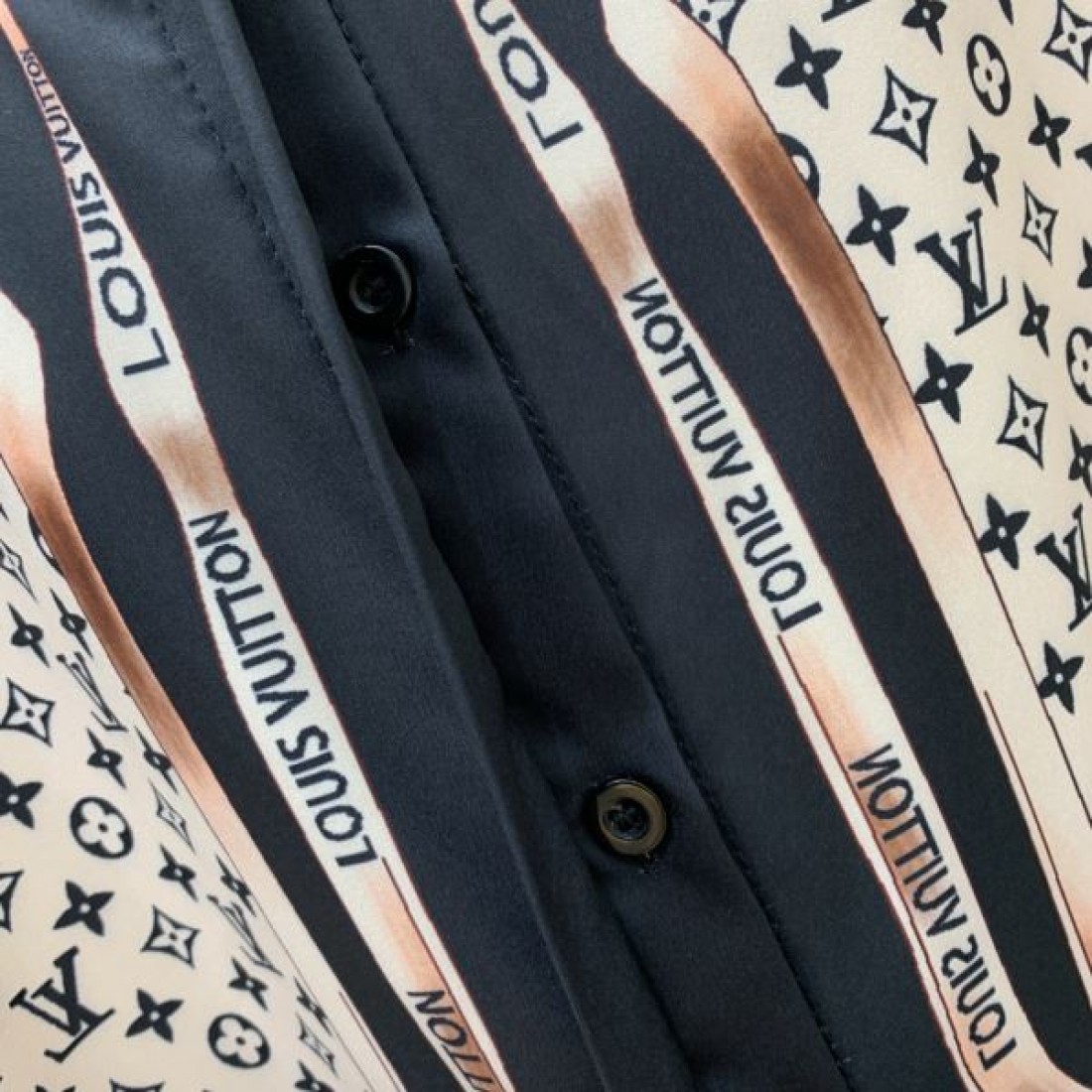 上質で快適な着心地 LOUIS VUITTON ルイヴィトンコピー 上下セット