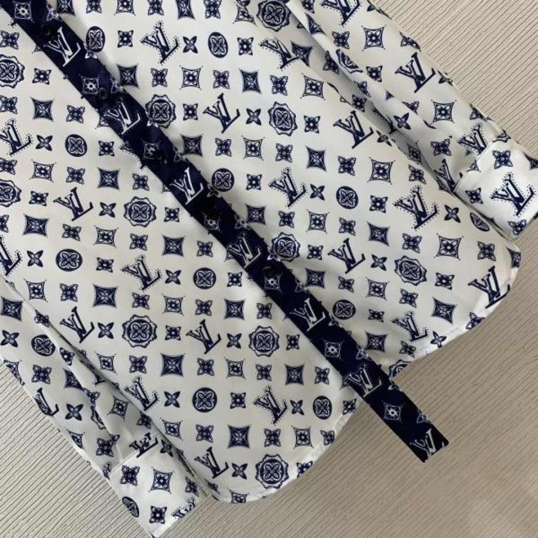 洗練とモードを兼ね備えた LOUIS VUITTON ルイヴィトン コピー 上下セット
