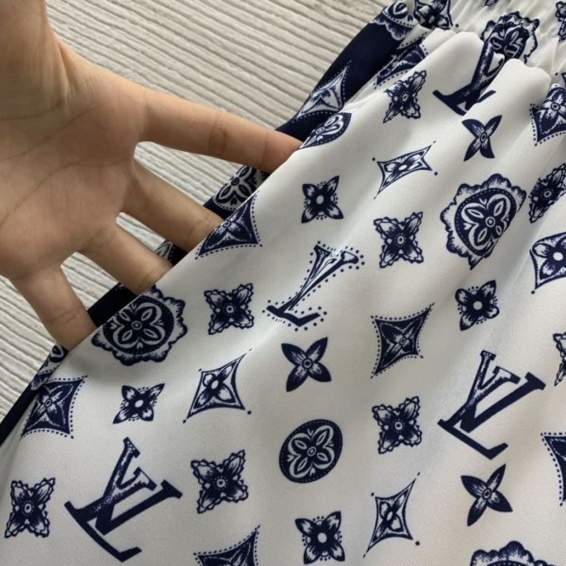 洗練とモードを兼ね備えた LOUIS VUITTON ルイヴィトン コピー 上下セット