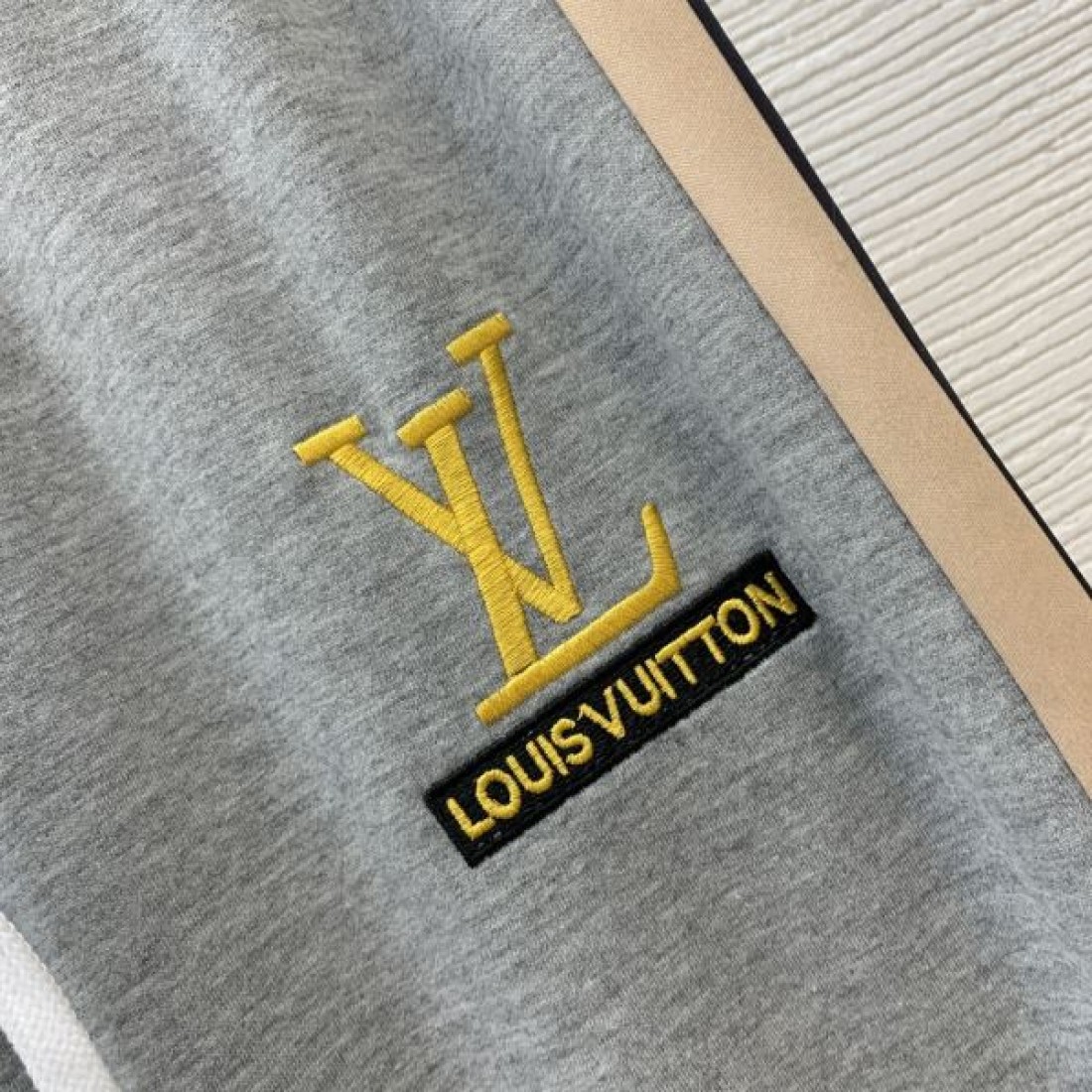 動きやすく軽やかな LOUIS VUITTON ルイヴィトンコピー 上下セット