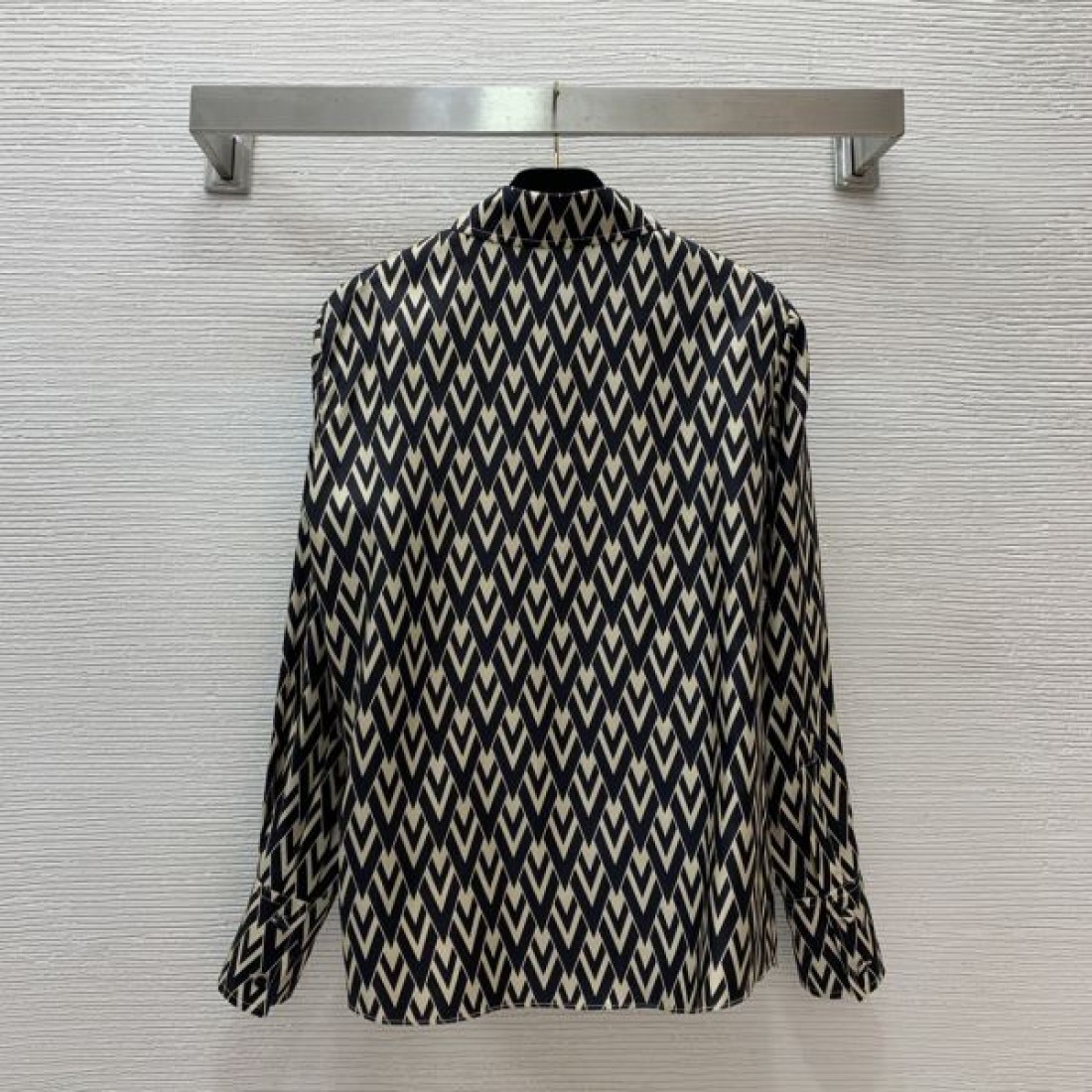 現代的でクリーンな印象 VALENTINO ヴァレンティノ コピー 長袖シャツ