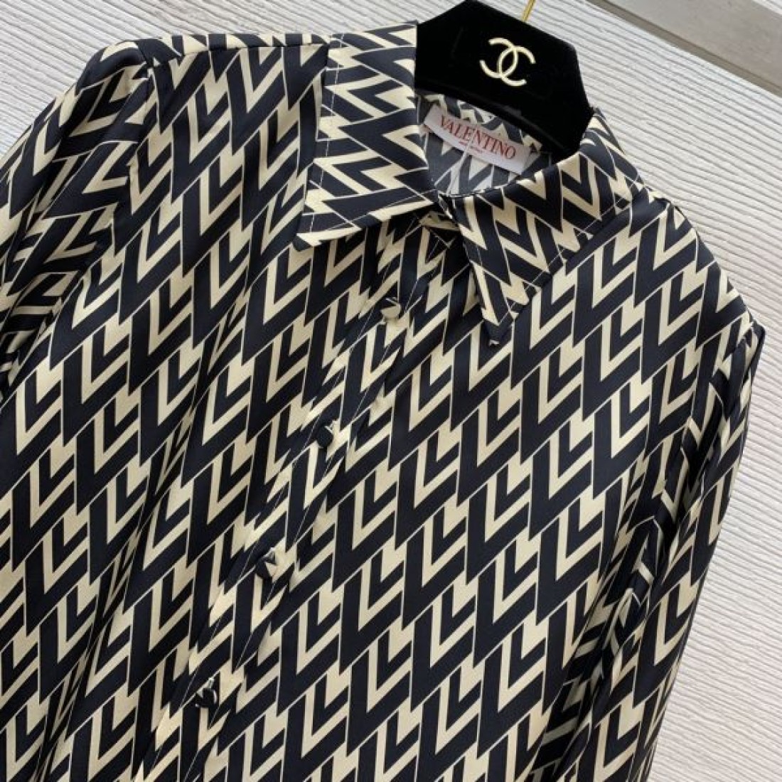 現代的でクリーンな印象 VALENTINO ヴァレンティノ コピー 長袖シャツ