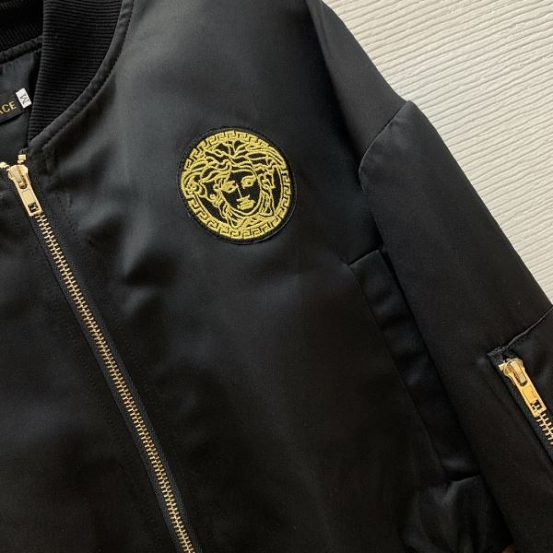 ラグジュアリーな存在感漂う VERSACE ヴェルサーチェ コピー コート