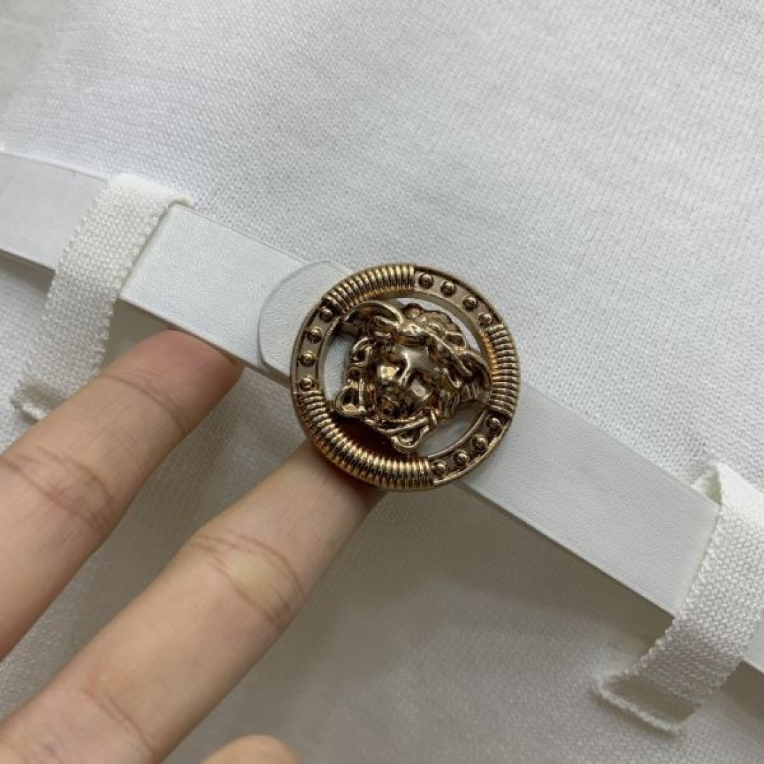 大人っぽくスマートな VERSACE ヴェルサーチェ コピー 長袖ニット 