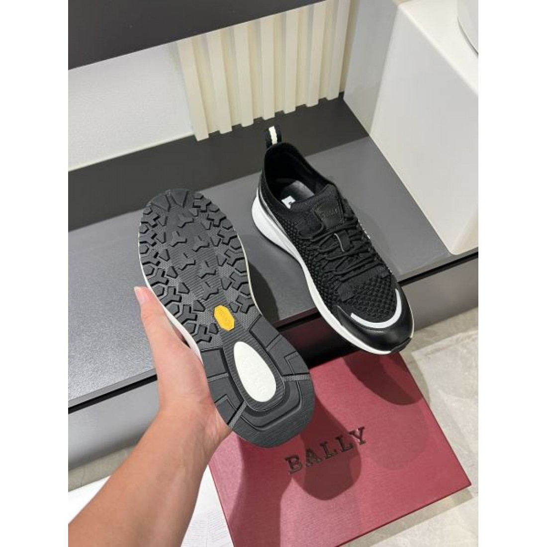 快適さと高級感を兼ね備えた BALLY バリー コピー スニーカー 軽やかな一足