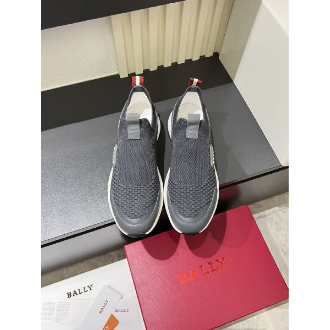 スマートで爽やかな BALLY コピー スニーカー バリーで差をつける足元に