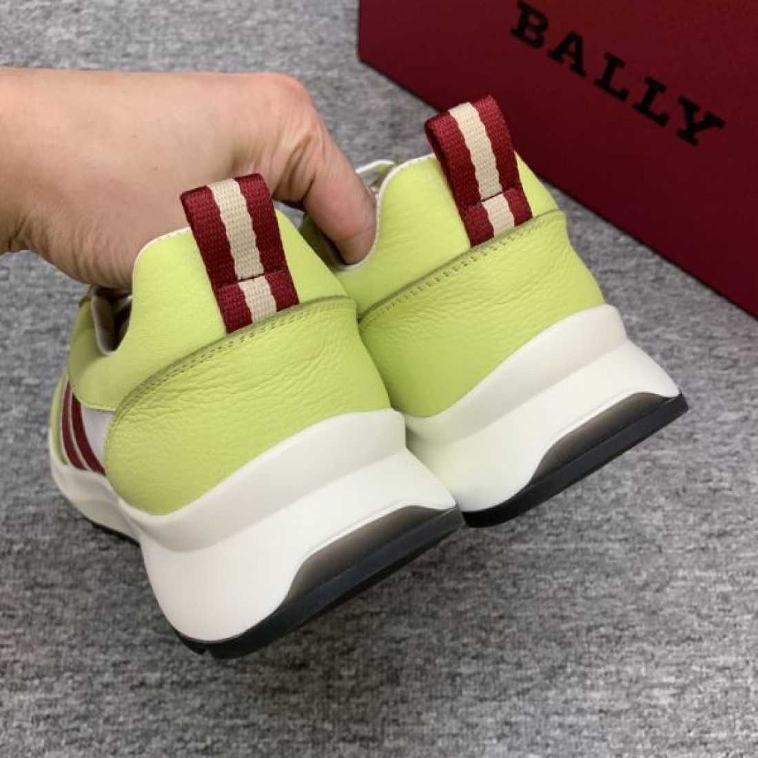バリー コピー スニーカー BALLY履くたびに気分が上がるデザイン性