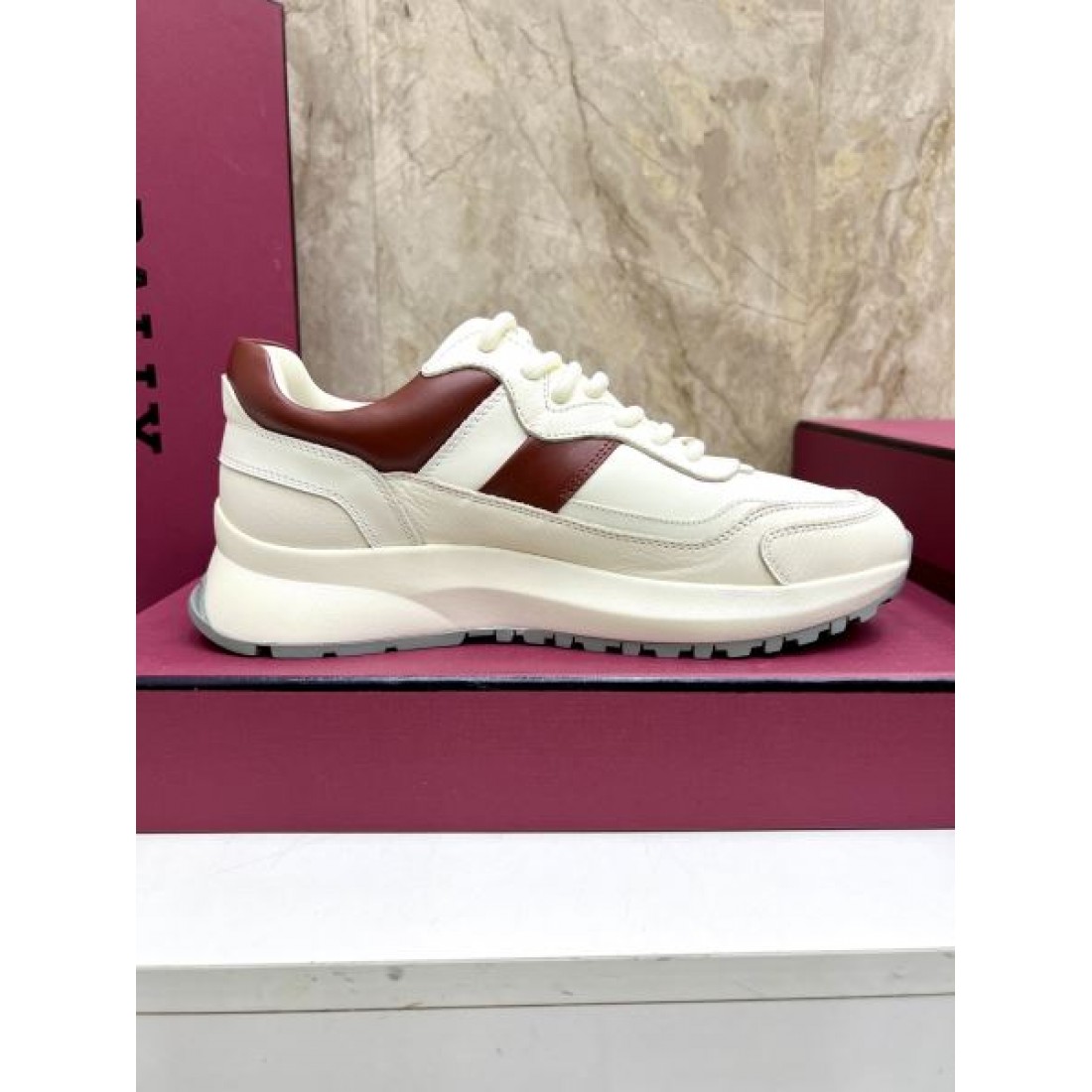 BALLY バリー コピー スニーカー シンプルで高級感漂う大人カジュアルに最適な一足
