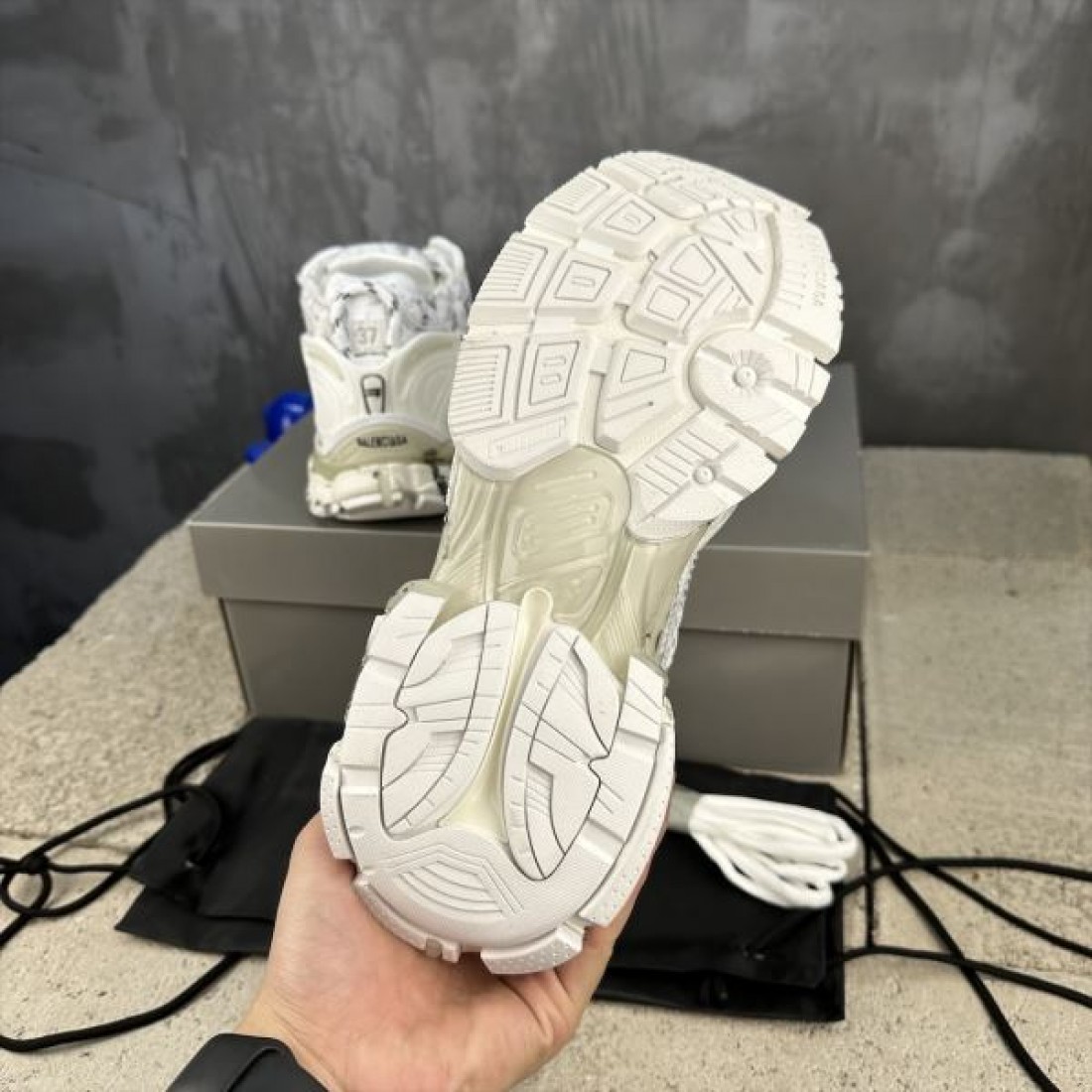 見逃し厳禁 BALENCIAGA バレンシアガ コピー スニーカー 迷わずゲット