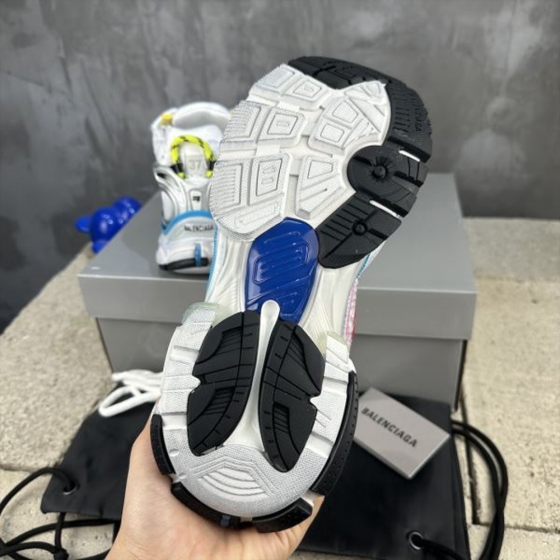 旬コーデに最適 BALENCIAGA バレンシアガ コピー スニーカー オールシーズン活躍