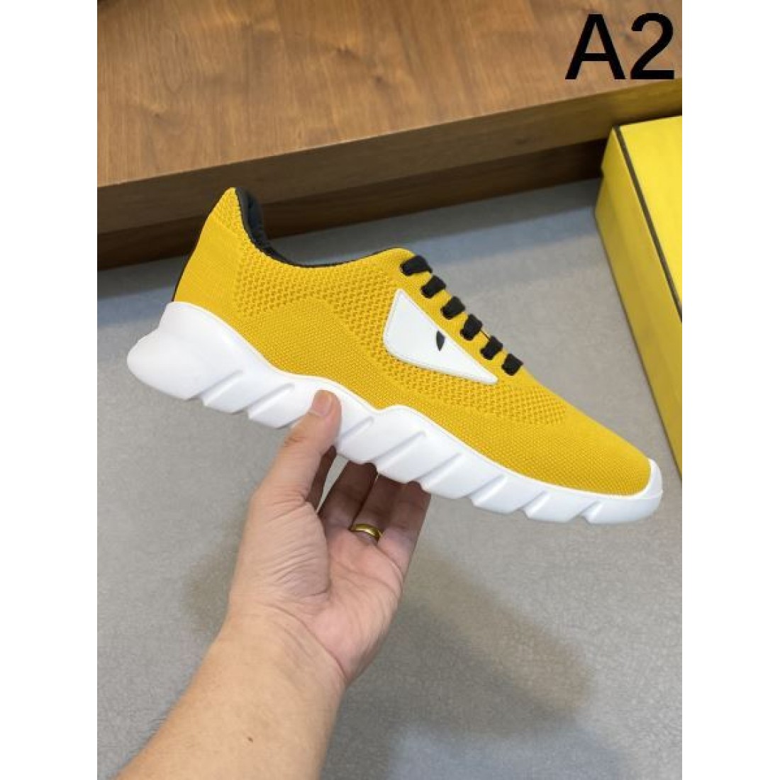 フェンデイ コピー スニーカー スタイリッシュで高級感のある仕上がりFENDI