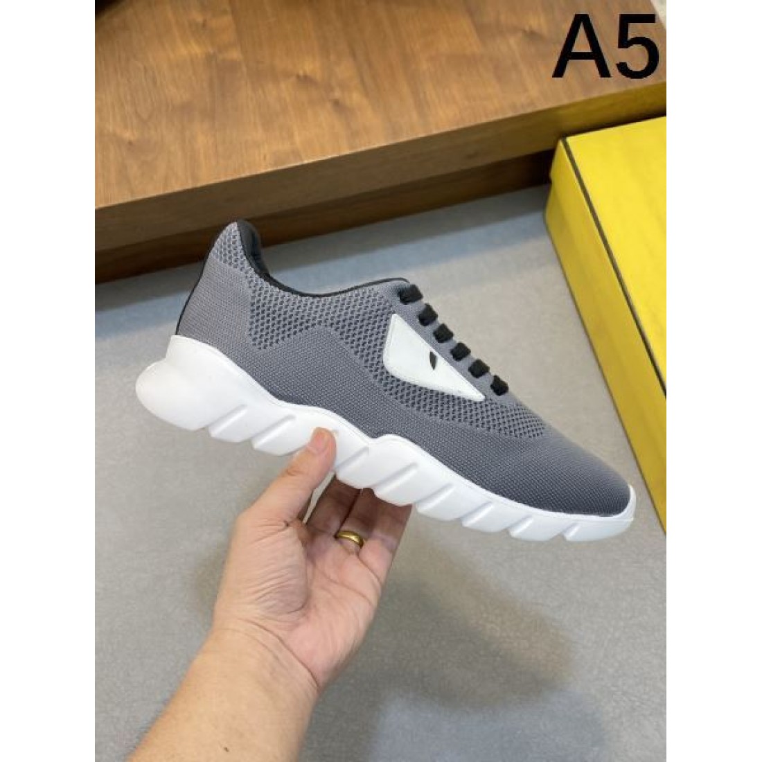 フェンデイ コピー スニーカー スタイリッシュで高級感のある仕上がりFENDI