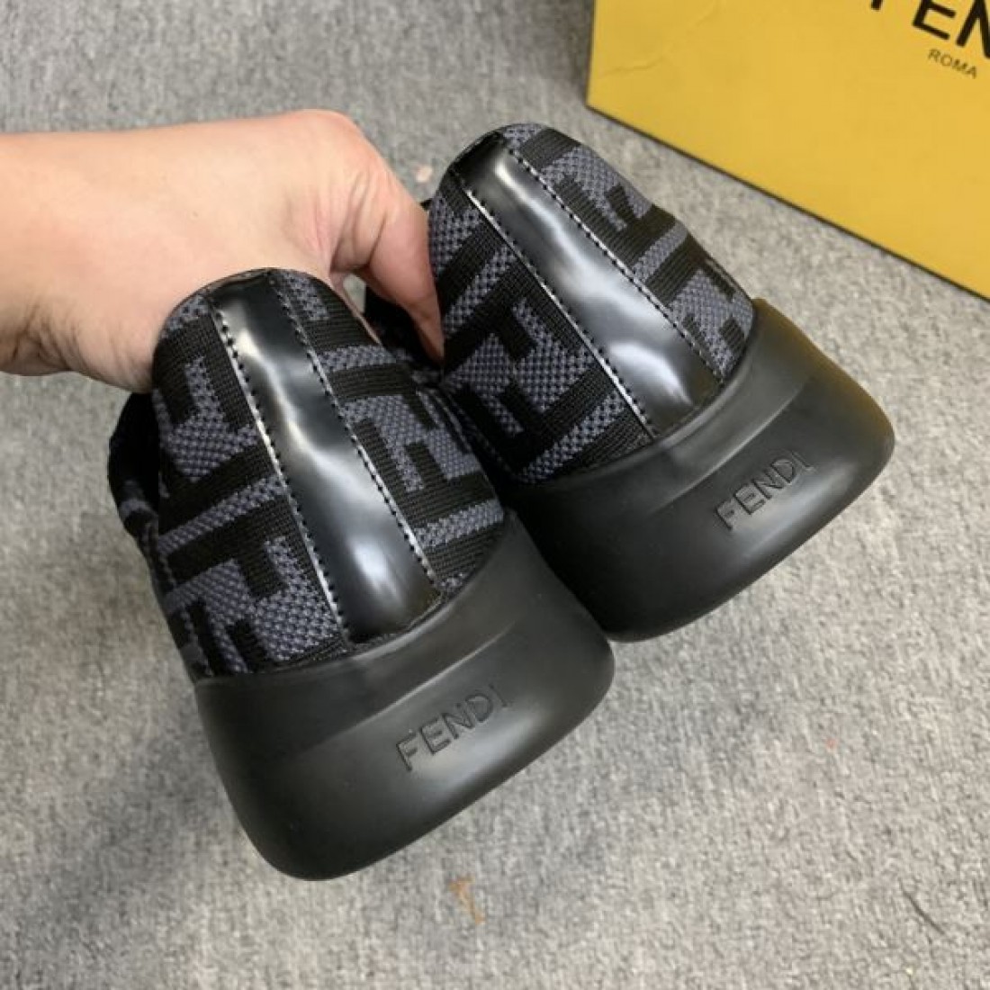 機能性と美しさが融合FENDI コピー スニーカー フェンデイの逸品モデル
