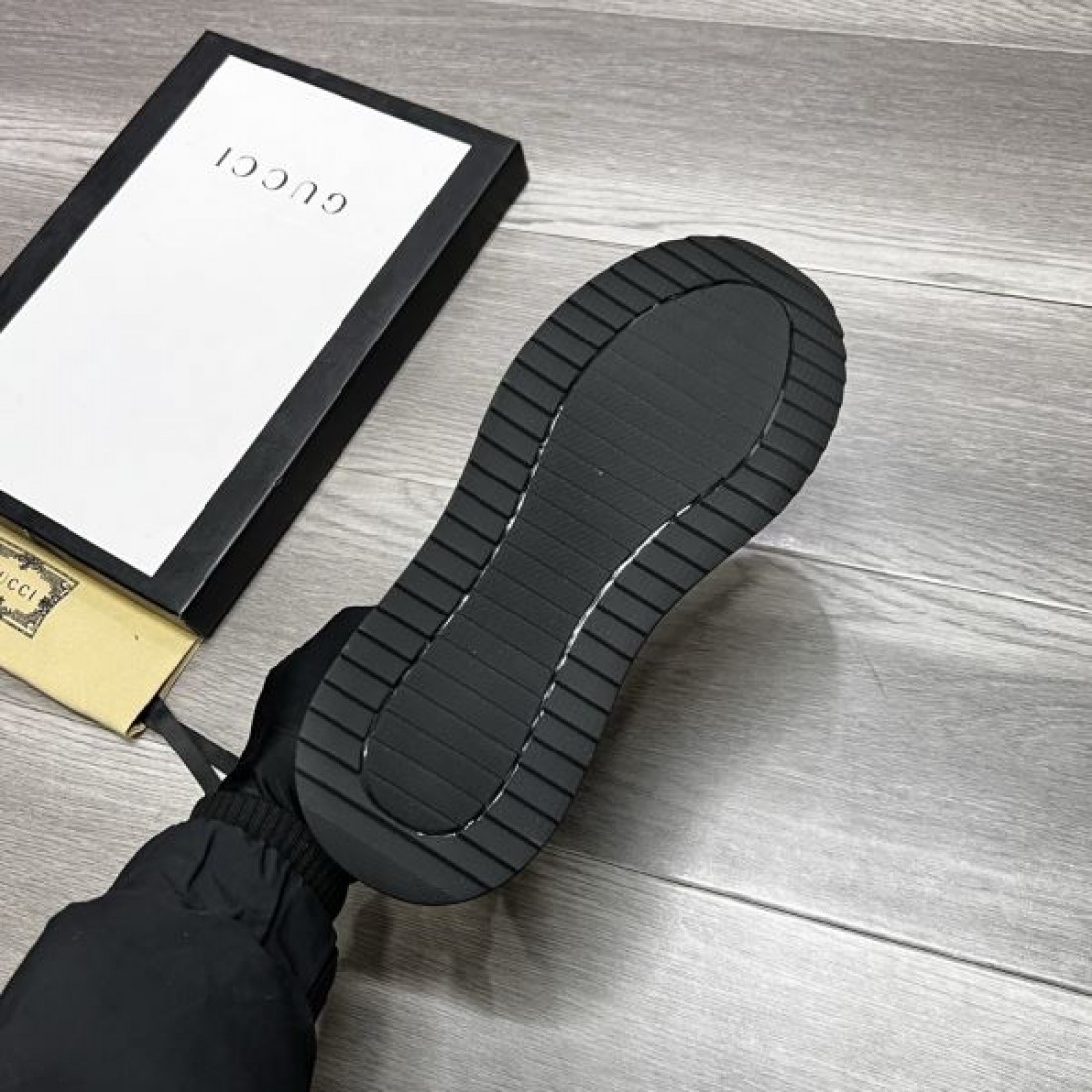 快適な履き心地 GUCCI グッチ コピー スニーカー シンプルで上質な